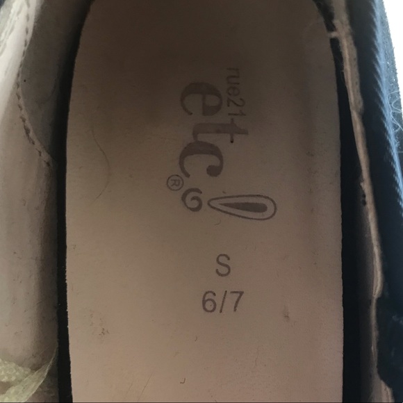 Elegant Black Pumps - Picture 4 of 5